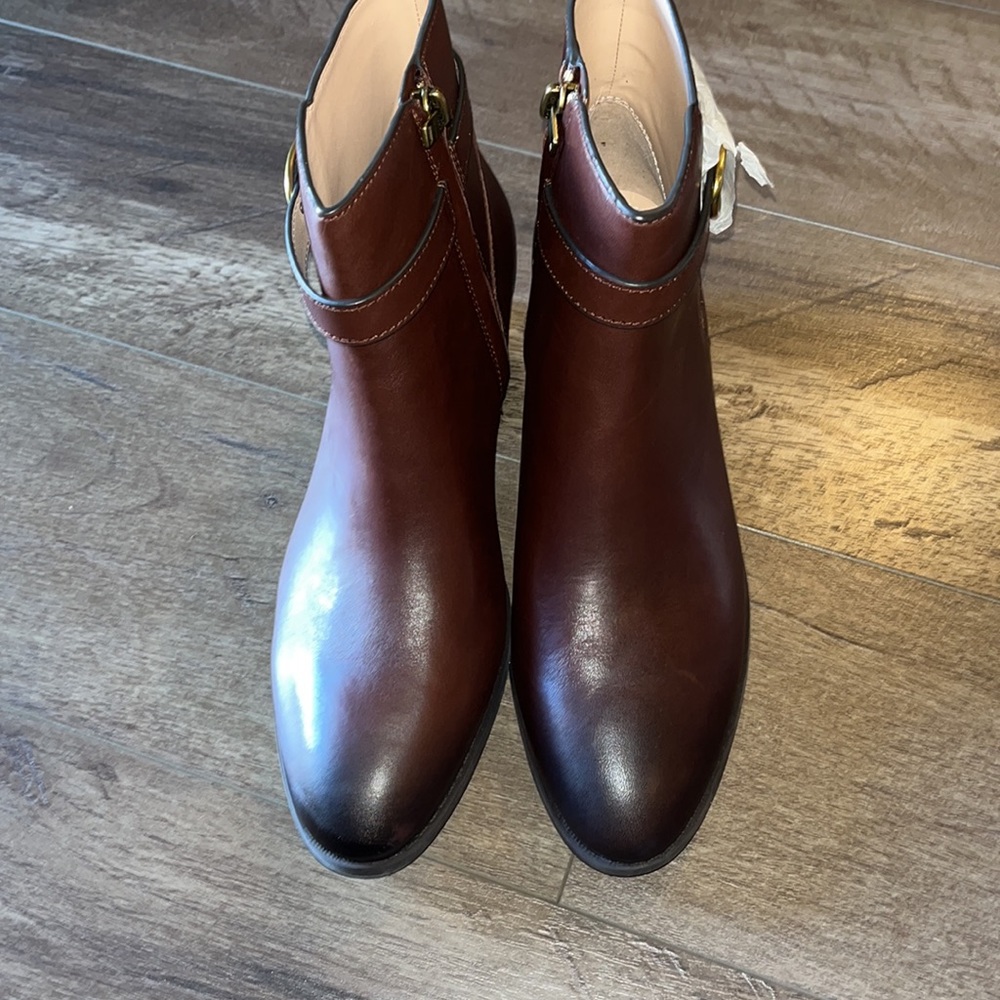 COACH “DYLAN” HORSE AND CARRIAGE BOOTIES SIZE 9.5B WALNUT NEW IN BOX - Picture 4 of 6